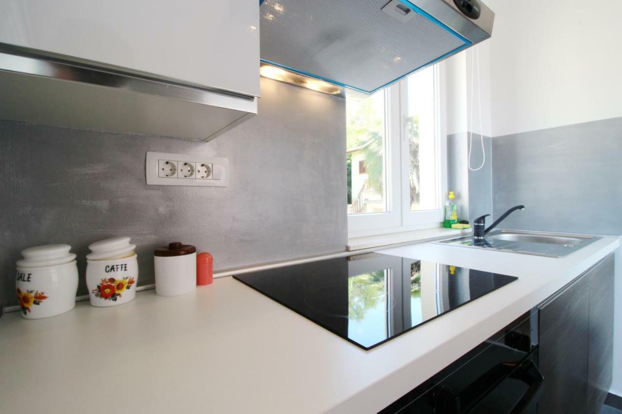 Apartment Sara With Seaview Petrcane Exterior foto