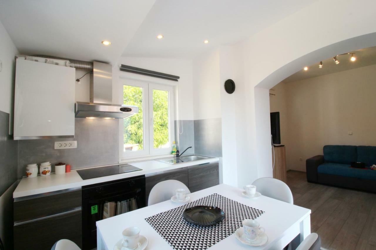 Apartment Sara With Seaview Petrcane Exterior foto