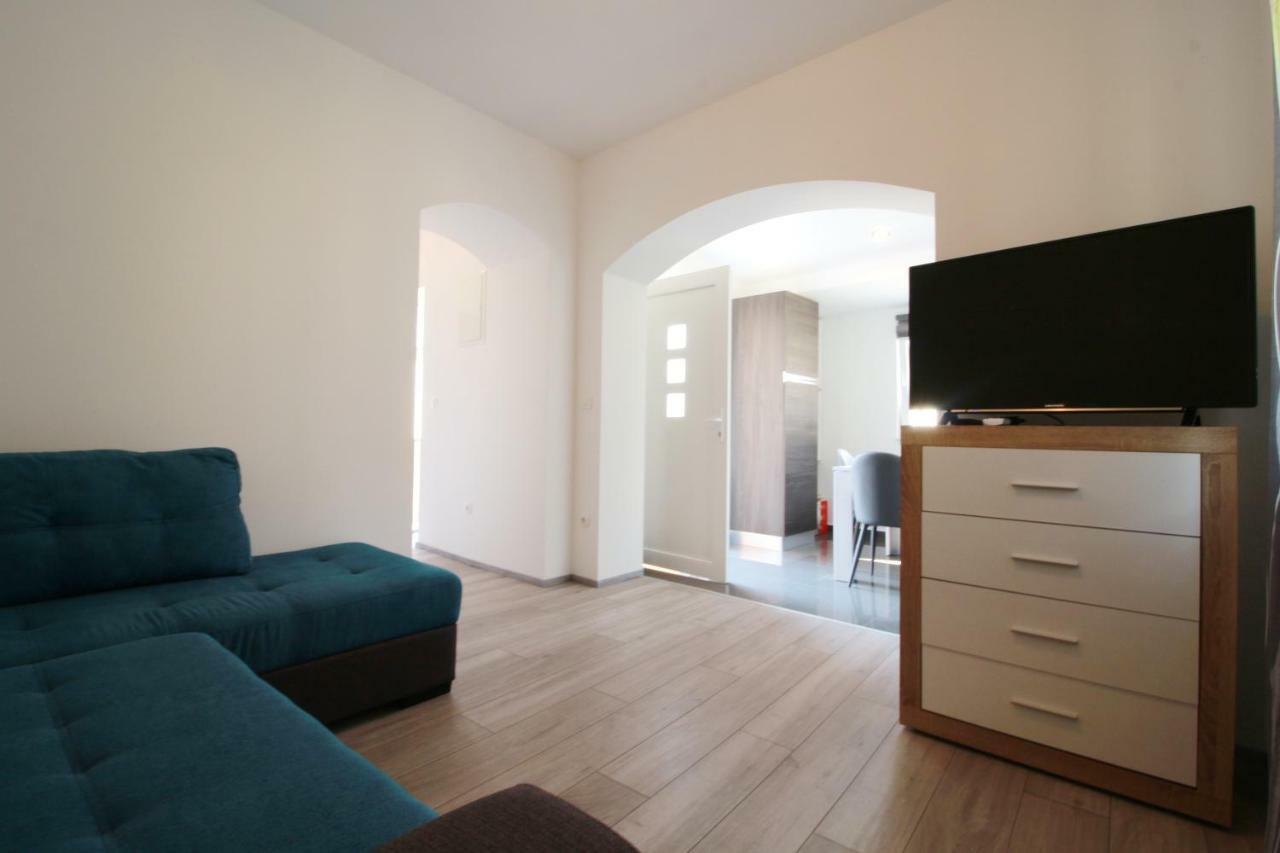 Apartment Sara With Seaview Petrcane Exterior foto